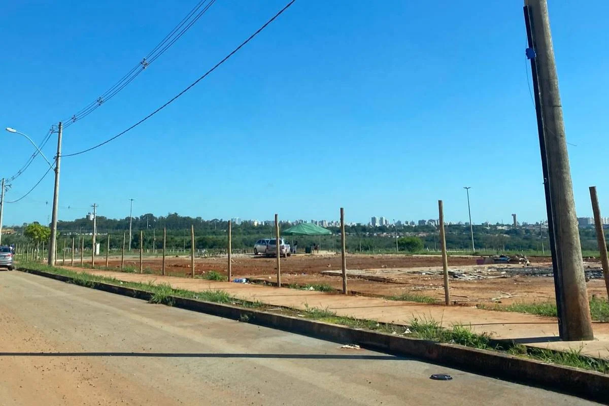 Invasores cercam área pública no Riacho Fundo Invasores cercam área pública no Riacho Fundo