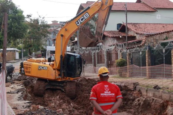 equipe PBH obras rua Barreiro