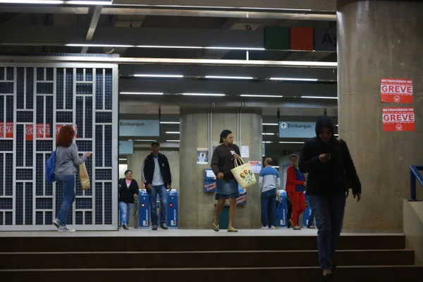 Passageiros encontram metrô lotado na manhã desta terça-feira