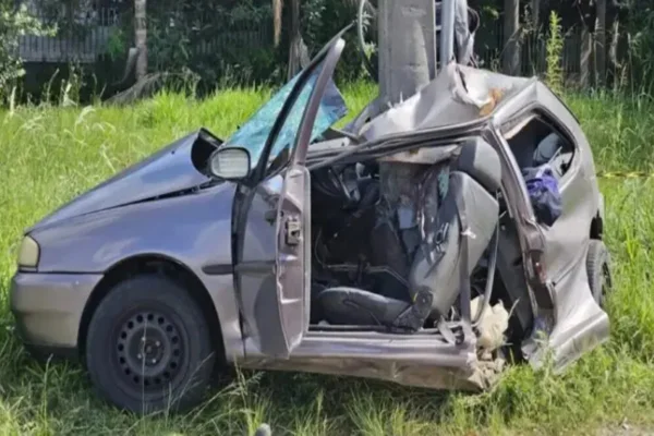 Carro dobrado ao meio