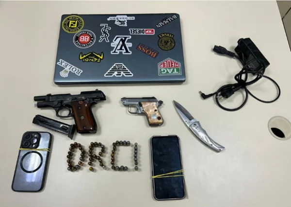Computador, armas e facas apreendidas