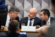 O empresário e lobista Antônio Carlos Camilo Antunes, o “Careca do INSS”, e o presidente da CPMI do INSS, senador Carlos Viana (Podemos-MG)