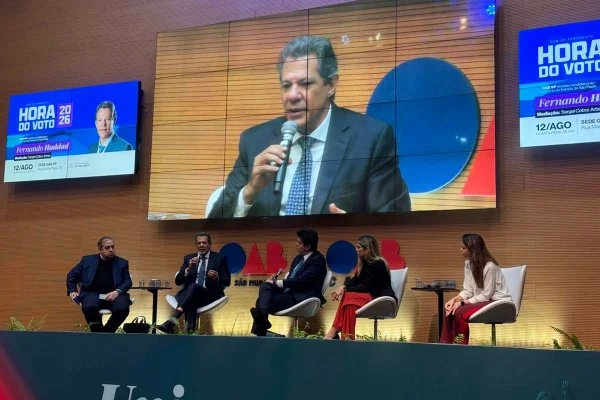 Fernando Haddad (PT), candidato ao governo de São Paulo, em sabatina na OAB-SP - Metrópoles
