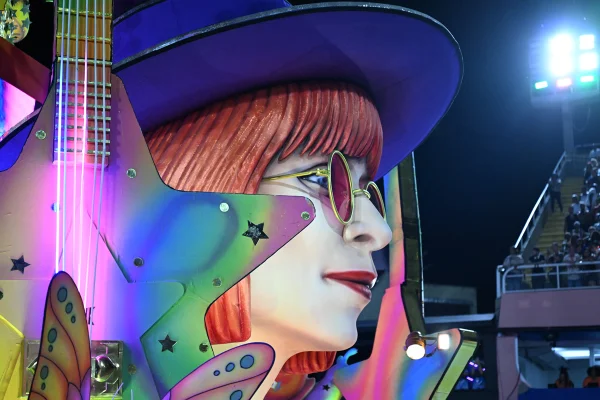 Imagem colorida do desfile da Mocidade Independente de Padre Miguel no Carnaval 2026 - Metrópoles