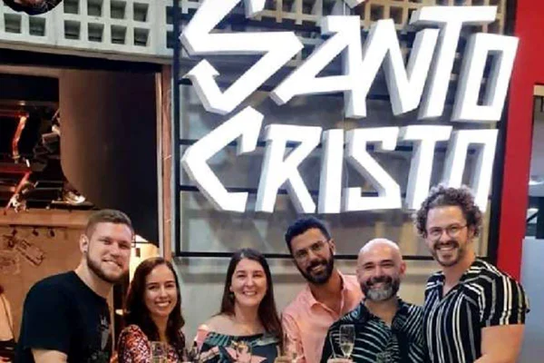 pessoas em frente a fachada do santo cristo bar