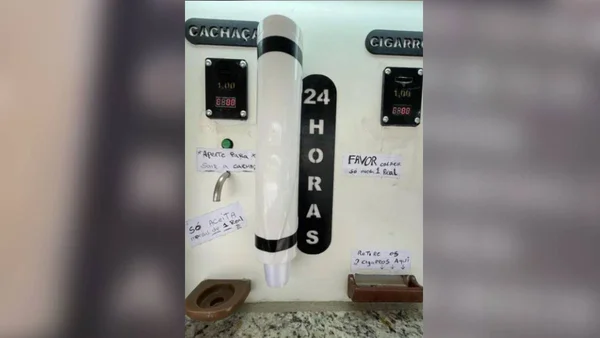 foto de uma máquina criada para vender cigarro e cachaça