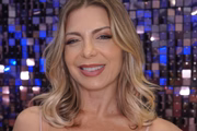 Sheila Mello posa sorridentes para as redes sociais