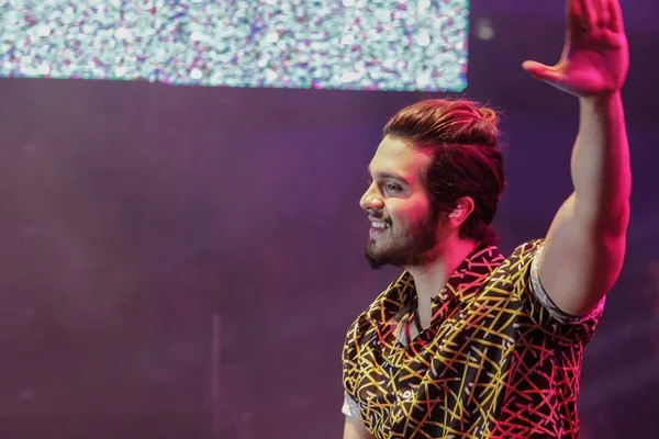 No Caldeirão do Huck, criança pede para Luan Santana parar de cantar