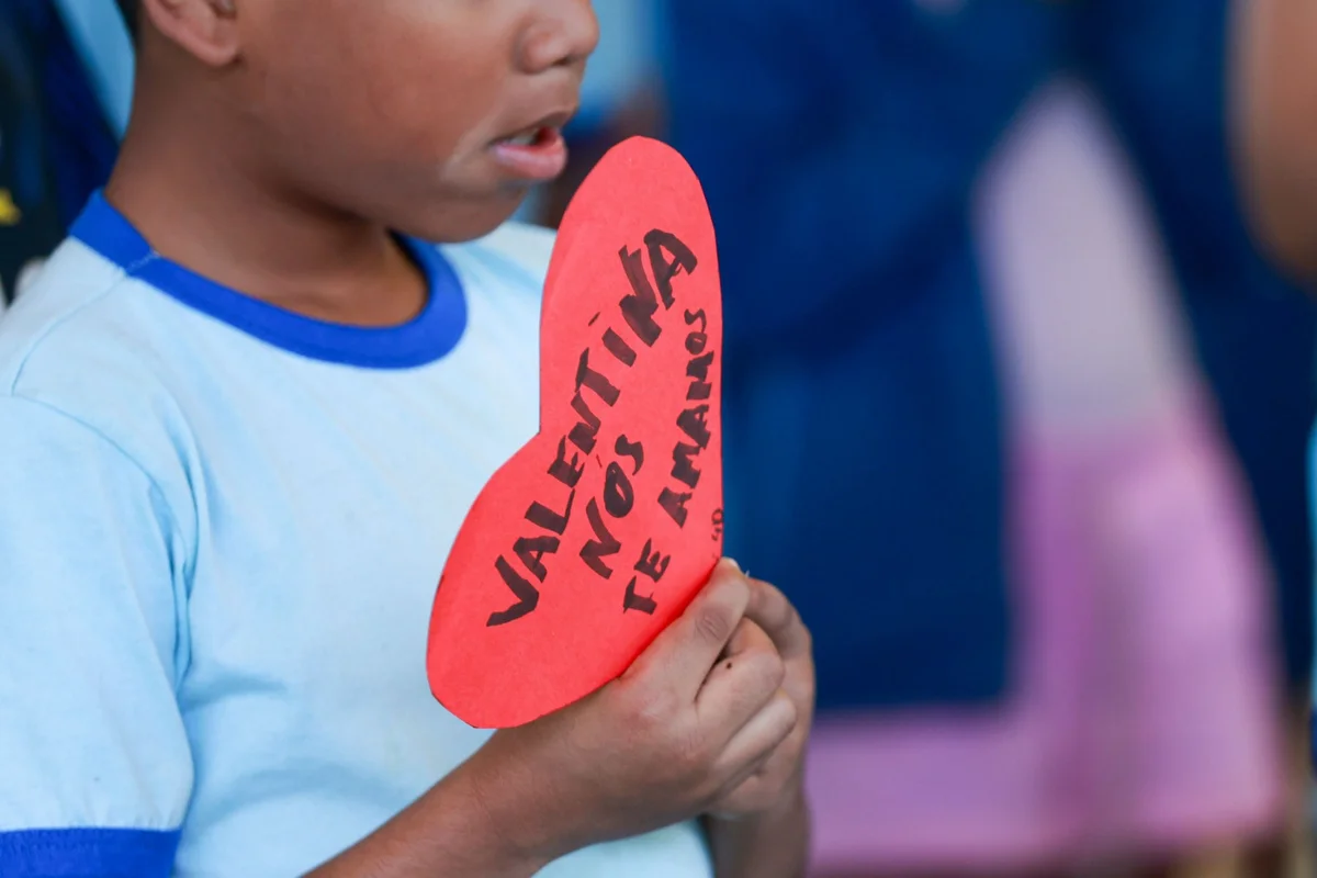 A unidade de ensino decidiu eternizar a memória da pequena Valentina em um ato simbólico e de carinho. Junto dos coleguinhas da menina, foi feito o plantio de uma muda da flor Azaleia, na tarde desta segunda-feira (6/7) A unidade de ensino decidiu eternizar a memória da pequena Valentina em um ato simbólico e de carinho. Junto dos coleguinhas da menina, foi feito o plantio de uma muda da flor Azaleia, na tarde desta segunda-feira (6/7)