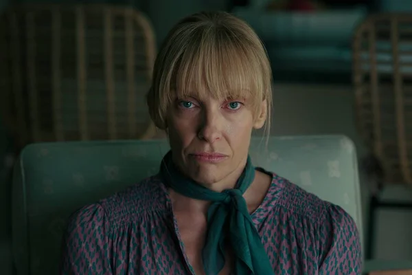 Ninguém Pode Saber - Toni Collette como Laura Oliver
