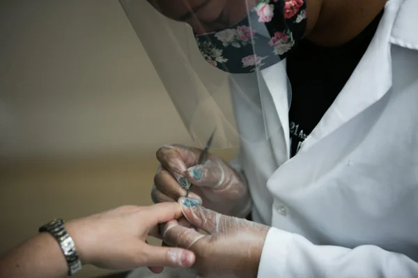 Cliente com Covid-19 expõe manicure à doença: “Precisava desesperadamente”