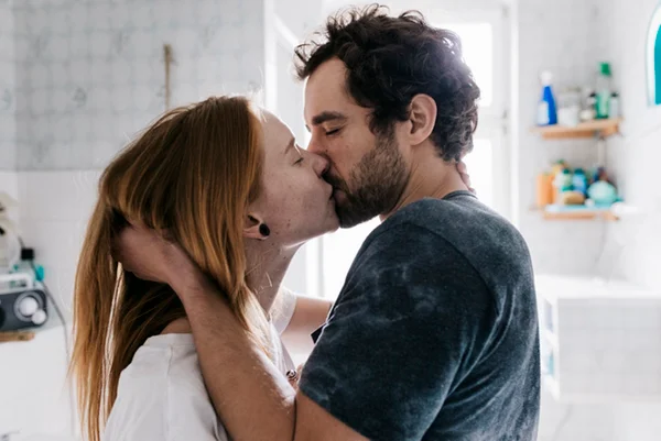 Casal se beija em banheiro - Metrópoles