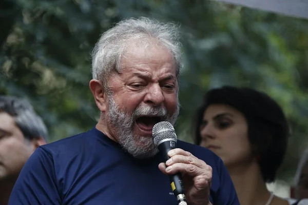 Antes de se entregar à PF, Lula discursa: “Entro de cabeça erguida”