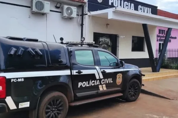 Imagem colorida, viatura em frente á delegacia de Rio Brilhante- Metrópoles