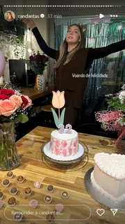 Carol Dantas colocou o bolo na mesa de comemoração de seu aniversário Carol Dantas colocou o bolo na mesa de comemoração de seu aniversário