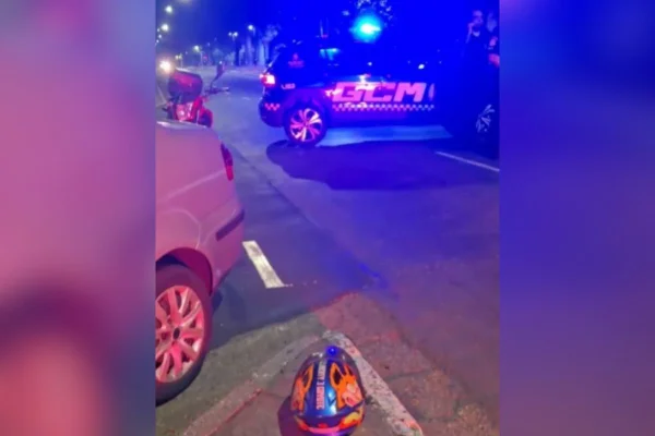 Foto colorida de capacete de motociclista baleado por guarda municipal em São Bernardo do Campo, região metropolitana de São Paulo.
