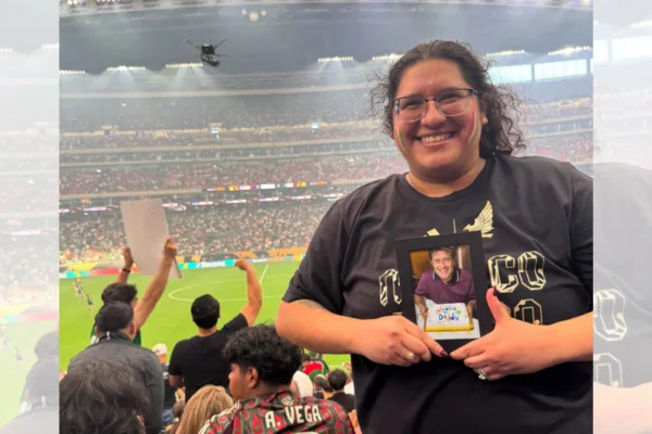Torcedora de futebol em estádio