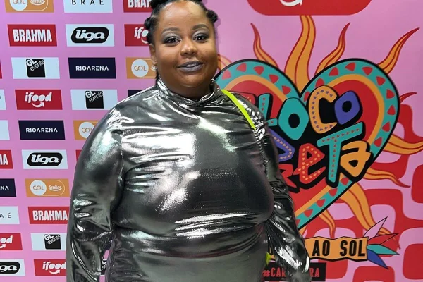 MC Carol posa com look todo prateado durante evento - Metrópoles