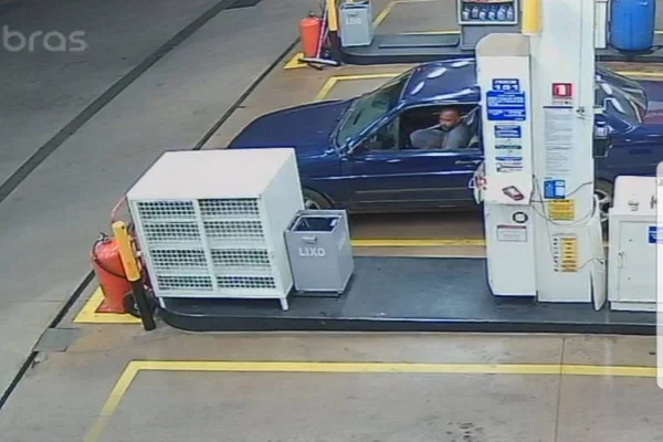 Carro em posto de gasolina
