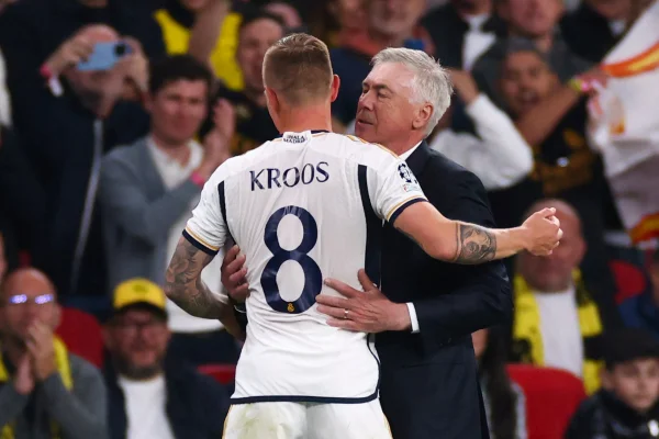 Foto colorida de Kroos, de Carlo Ancelotti - Metrópoles