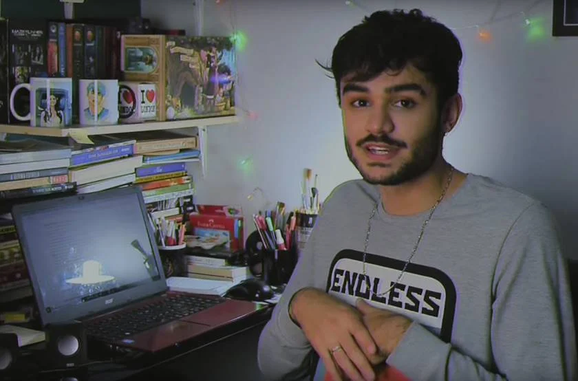 <b>Eduardo Cilto: domingo (26/8), das 18h às 20h</b>. No Espaço Z, dedicado à literatura jovem e aos youtubers, o paulista explica como funciona a divulgação de livros na plataforma de vídeos e comenta as conexões entre novas mídias e editoras. Cilto é criador do canal Perdido nos Livros, com mais de 320 mil inscritos no YouTube <b>Eduardo Cilto: domingo (26/8), das 18h às 20h</b>. No Espaço Z, dedicado à literatura jovem e aos youtubers, o paulista explica como funciona a divulgação de livros na plataforma de vídeos e comenta as conexões entre novas mídias e editoras. Cilto é criador do canal Perdido nos Livros, com mais de 320 mil inscritos no YouTube