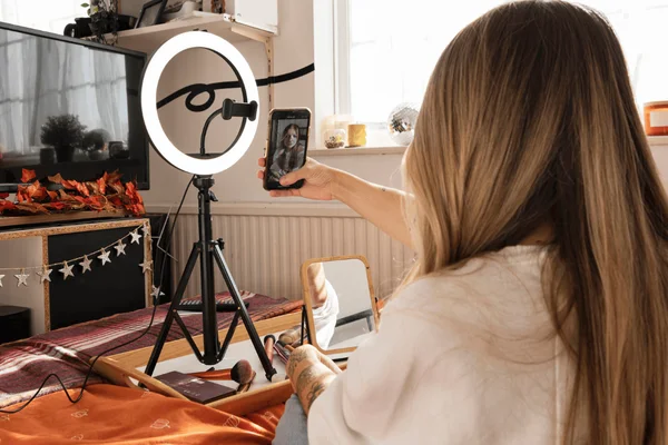 Austrália veta redes sociais a menores de 16 e influencers se revoltam
