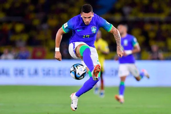 Imagem colorida de Paulinho dominando a bola - Metrópoles
