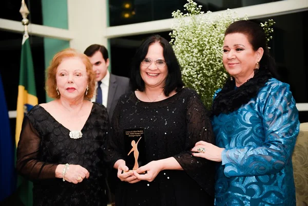Damares Alves é homenageada pelo Instituto de Cultura Brasileira