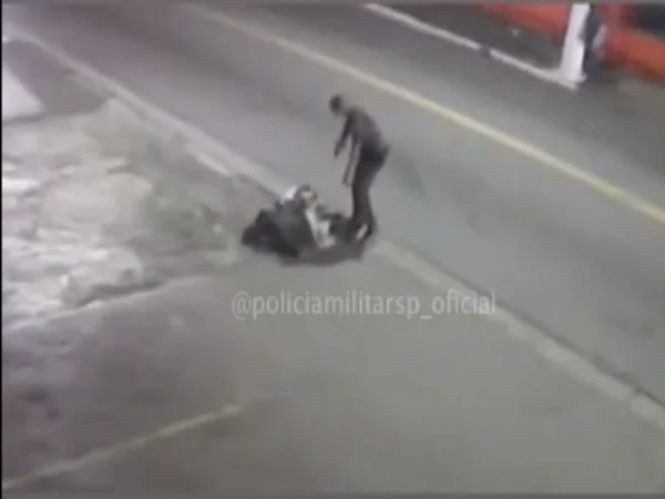 Homens são presos com latas de cerveja furtadas de adega em SP; vídeo