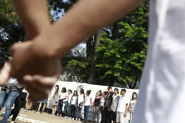 Após apreensão de suspeito, alunos fazem ato em colégio do massacre