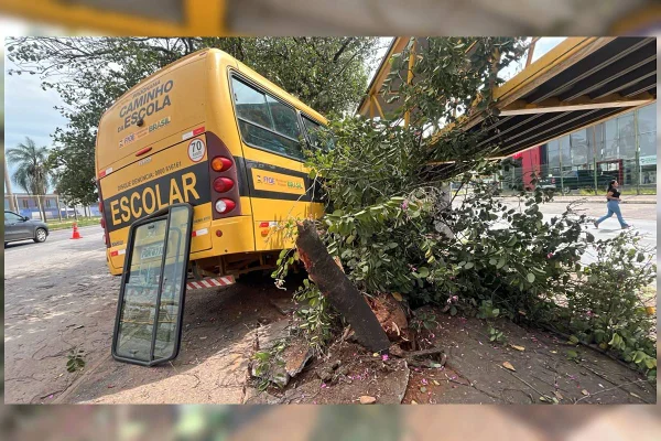 Alunas feridas em acidente com ônibus escolar iriam para jogo de vôlei