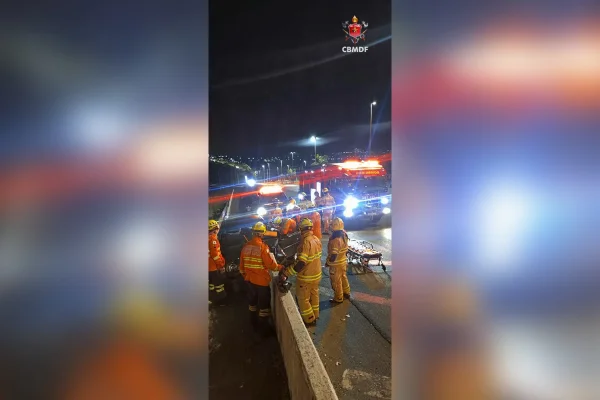 Carro bate em mureta de proteção na BR-020