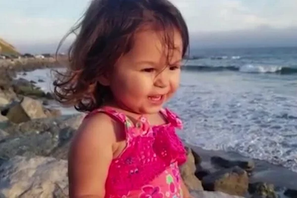 Menina de 2 anos morre após mãe deixá-la no carro para ir beber