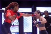 Raissa (vermelho) finalizou Antônia (azul) por nocaute, com menos de 2 minutos de luta