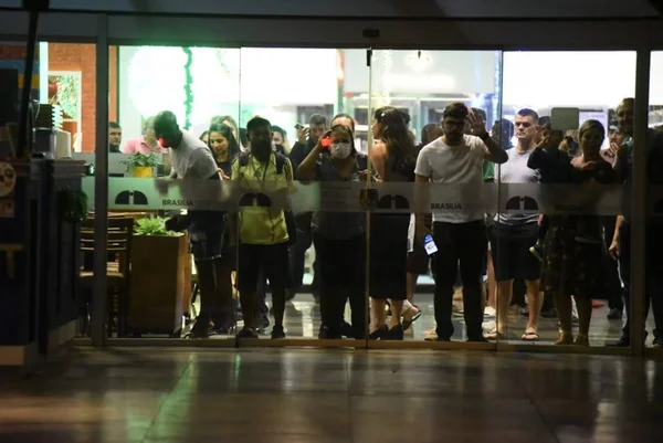 Bolsonaristas cercam shopping no centro de Brasília e clientes se desesperam