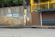 Descarte irregular de água suja por fábrica da Bauducco em Guarulhos (SP) causa transtornos a moradores há três anos Descarte irregular de água suja por fábrica da Bauducco em Guarulhos (SP) causa transtornos a moradores há três anos
