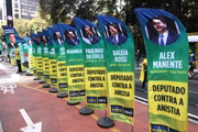 Manifestantes colocam faixas denunciando parlamentares que são contra a pauta da anistia 