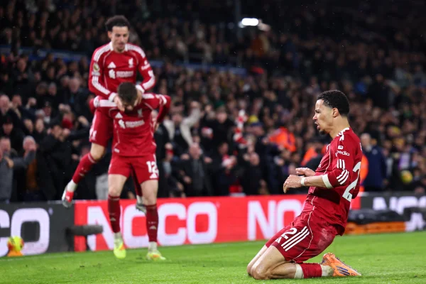 Ekitiké e jogadores do Liverpool comemorando gol diante do Leeds