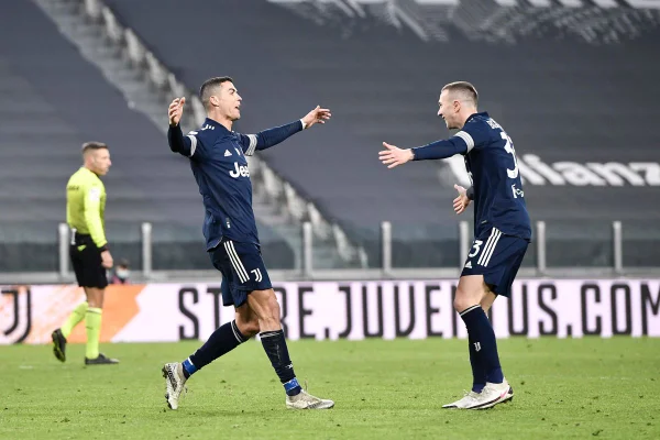 Com gols de Danilo e CR7, Juventus vence Sassuolo e volta ao G4