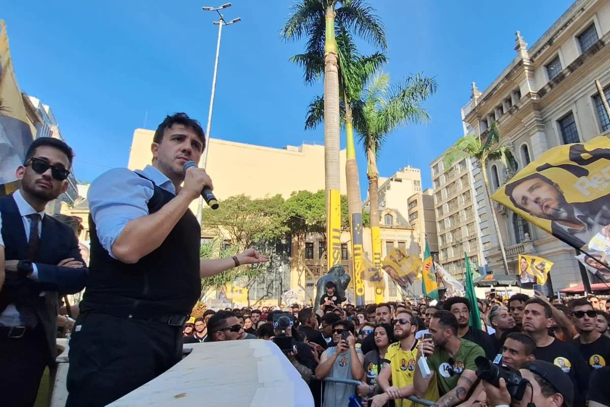 Renan Santos lançou sua campanha à Presidência em frente à Faculdade de Direito da USP e anunciou Guto Schiavetto ao Senado por São Paulo Renan Santos lançou sua campanha à Presidência em frente à Faculdade de Direito da USP e anunciou Guto Schiavetto ao Senado por São Paulo