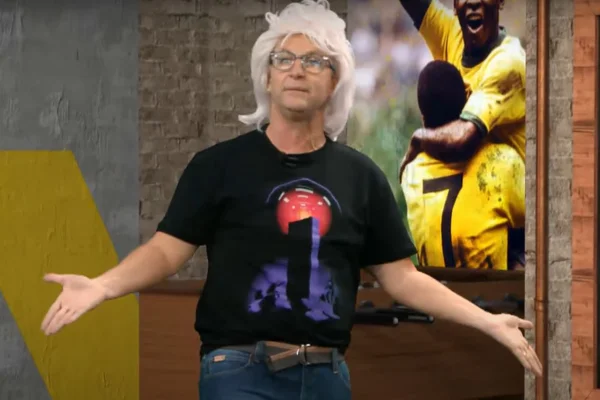 Neto “vira” Ana Maria Braga em homenagem aos dois gols de Roger Guedes