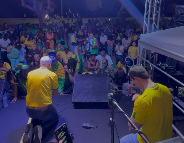 Imagem colorida da vigília em frente à casa do ex-presidente Jair Bolsonaro em Angra dos Reis (RJ) com presença do pastor Cláudio Duarte