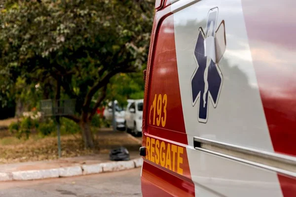Motociclista morre após bater em poste no Eixão Norte