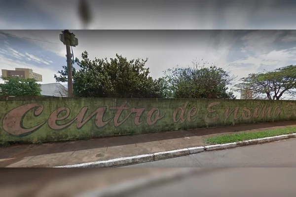 Mulher prende pé no acelerador e derruba muro de escola no DF