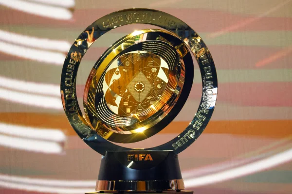 Foto colorida do novo troféu do Mundial de Clubes - Metrópoles