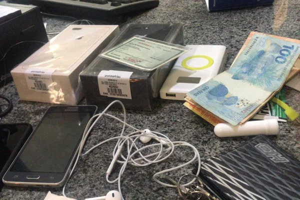 Homem é preso em shopping ao tentar comprar celular com cartão roubado