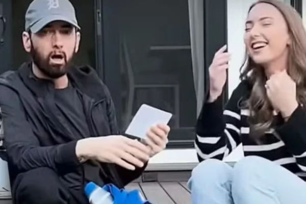 Print colorido de Eminem e sua filha - Metrópoles