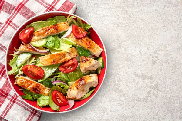bowl com salada e frango