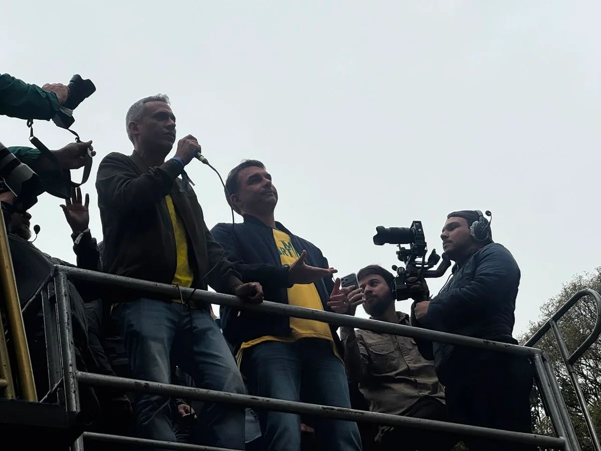 Flávio Bolsonaro em trio Flávio Bolsonaro em trio