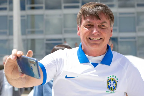 Bolsonaro e celulares em volta - Metrópoles